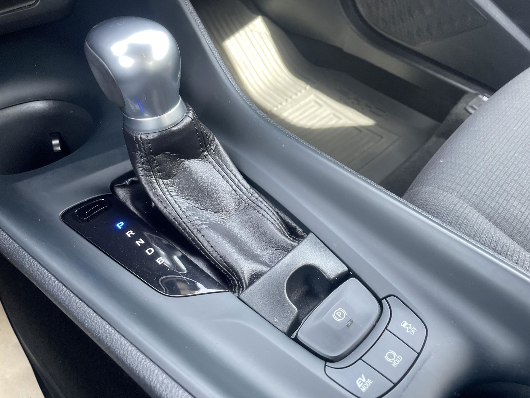 Hvid Toyota C-HR fra 2019