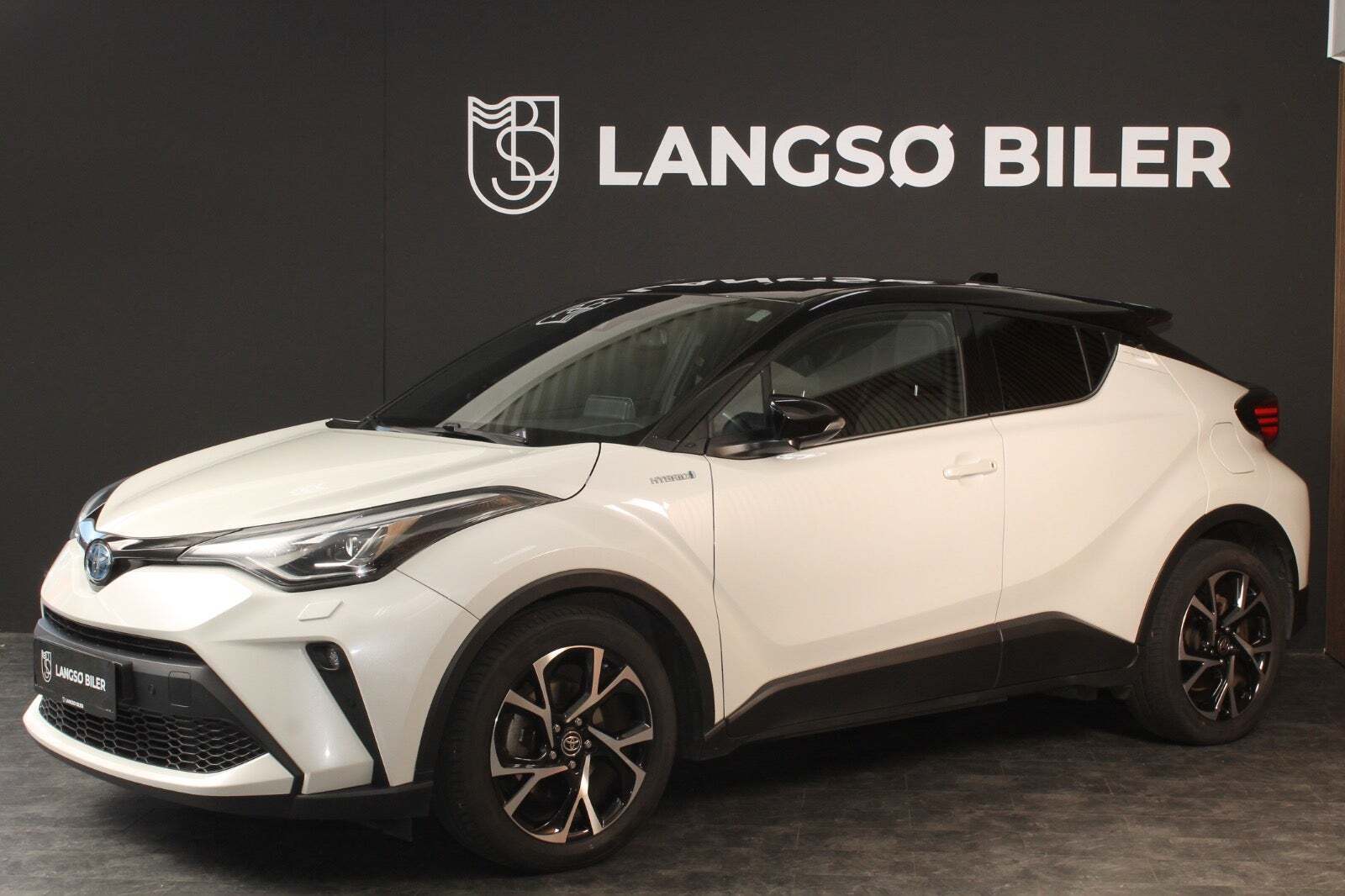 Hvid Toyota C-HR fra 2020 set udefra