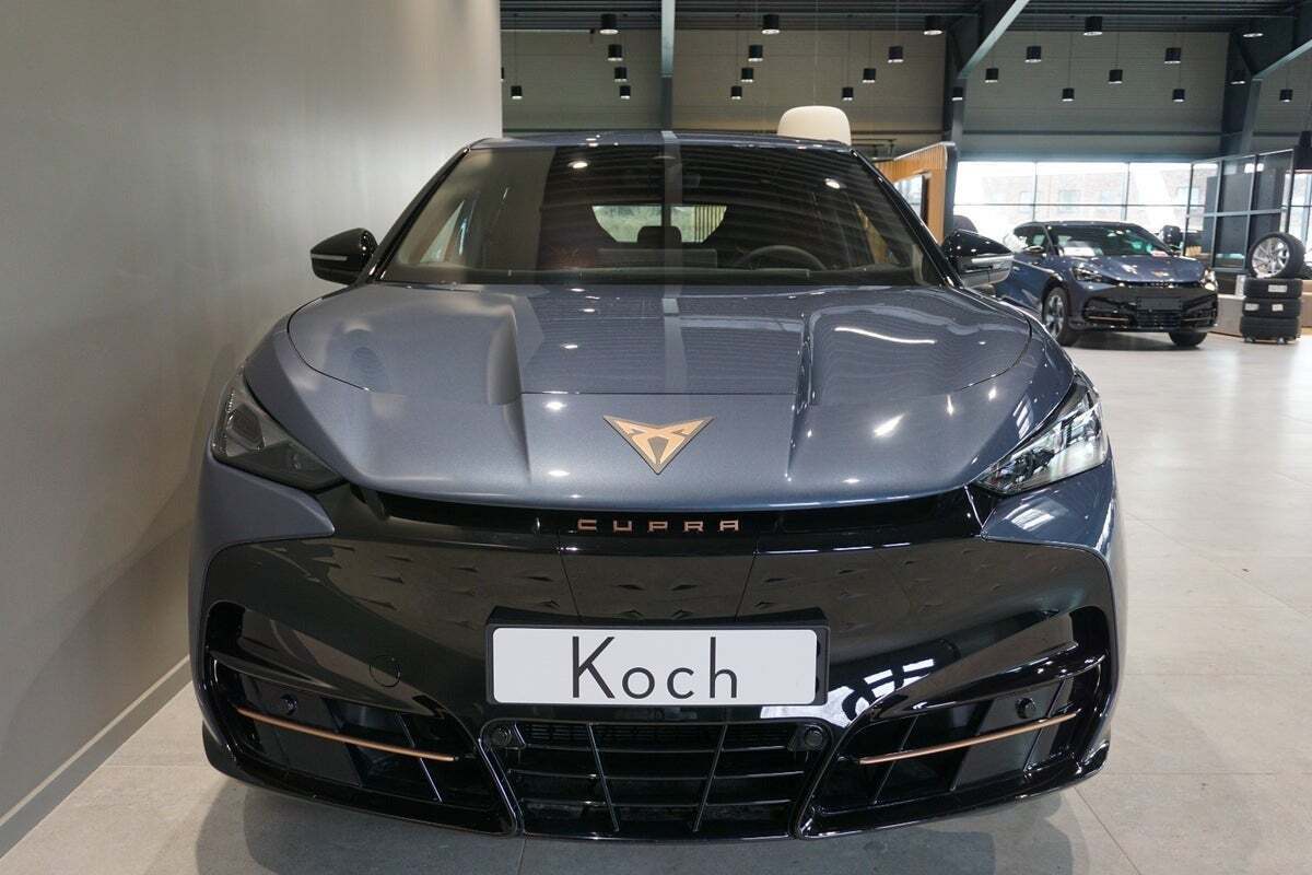 Blå Cupra Tavascan fra 2025