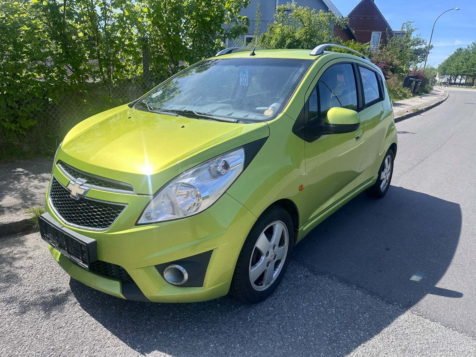 Grøn Chevrolet Spark fra 2010 set udefra