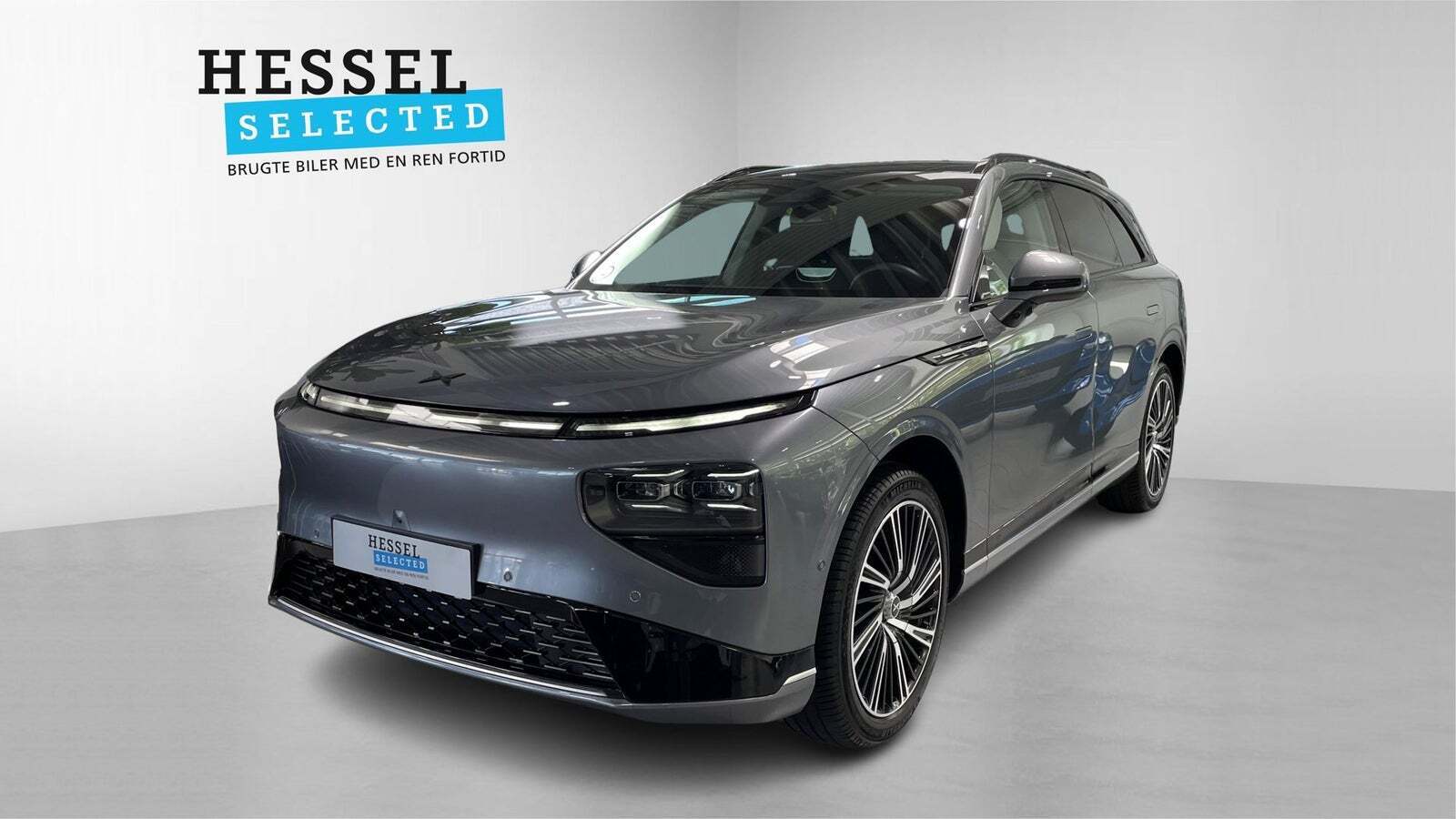 Grå Xpeng G9 fra 2023 set udefra