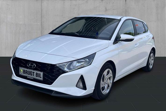 Hvid Hyundai i20 fra 2023 set udefra