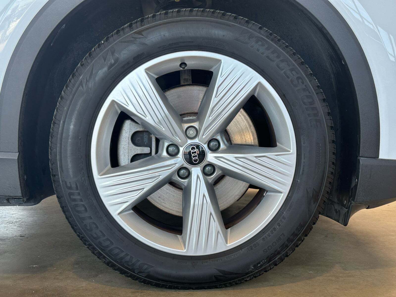 Hvid Audi Q4 e-tron fra 2023