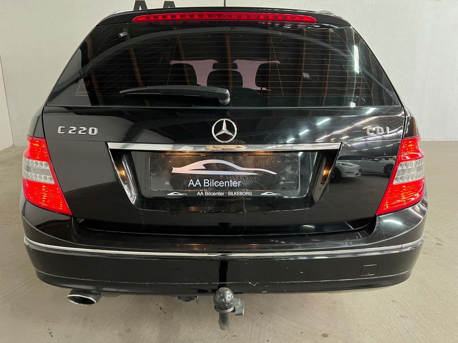 Sort Mercedes C220 fra 2009 set udefra