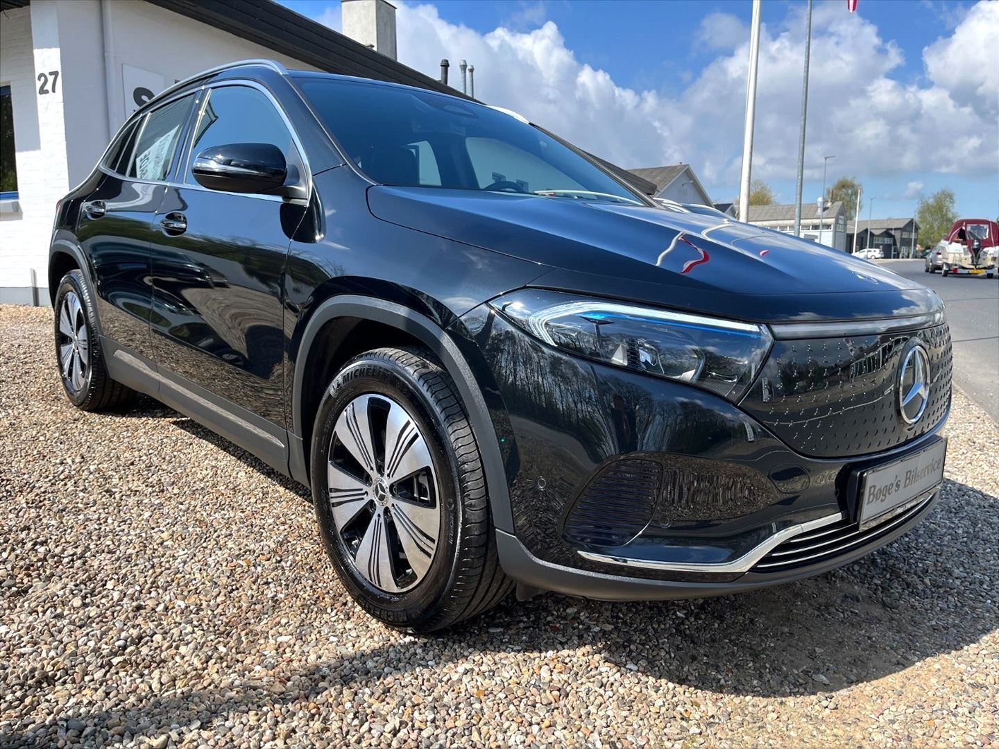 Sort Mercedes EQA 250 fra 2024 set udefra