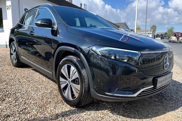 Sort Mercedes EQA 250 fra 2024 set udefra