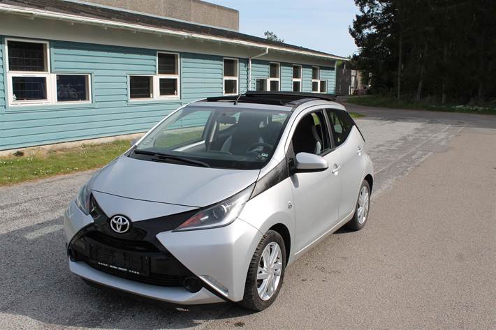 Sølv Toyota Aygo fra 2016 set udefra