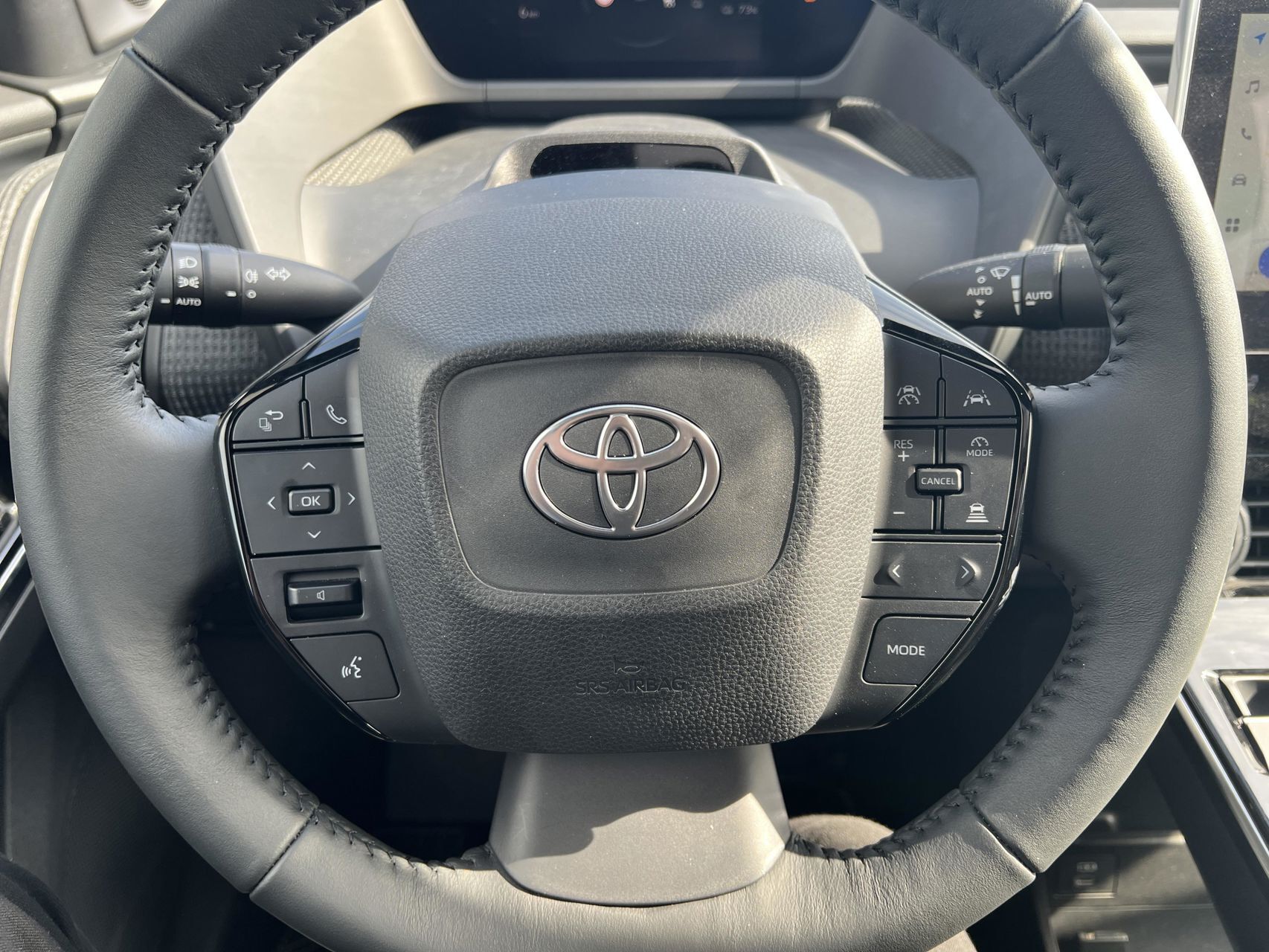 Grå Toyota BZ4X fra 2025