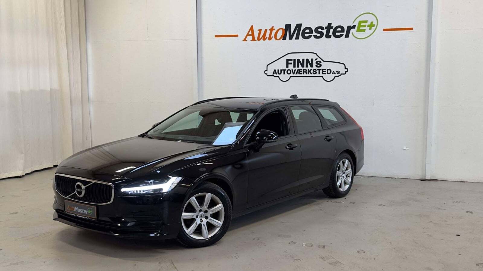 Grøn Volvo V90 fra 2018 set udefra