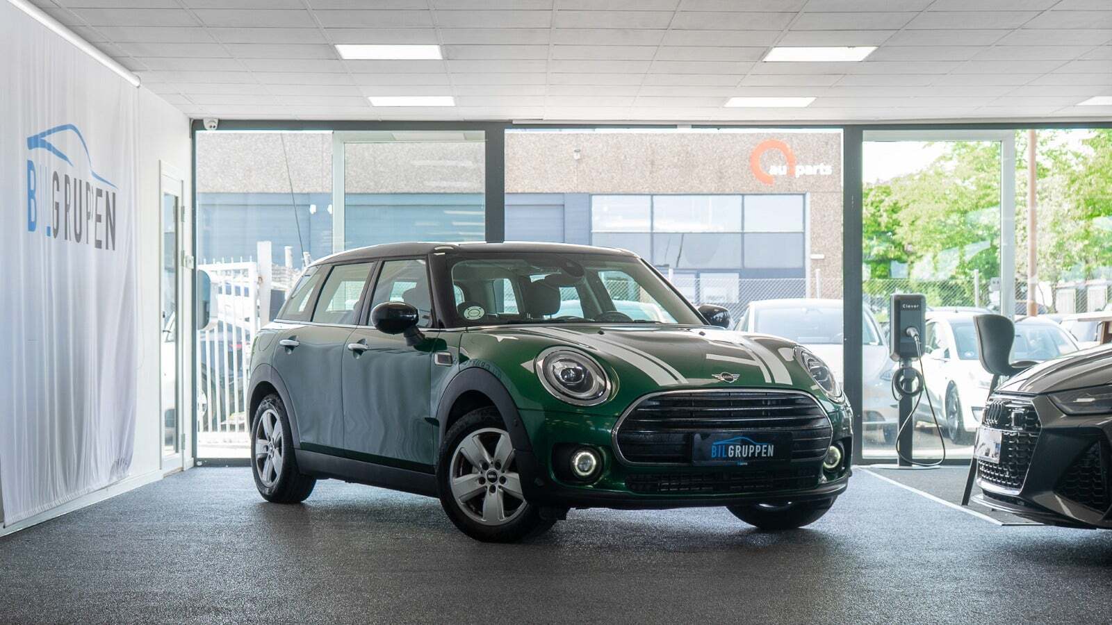 Grøn Mini Clubman Cooper fra 2020 set udefra