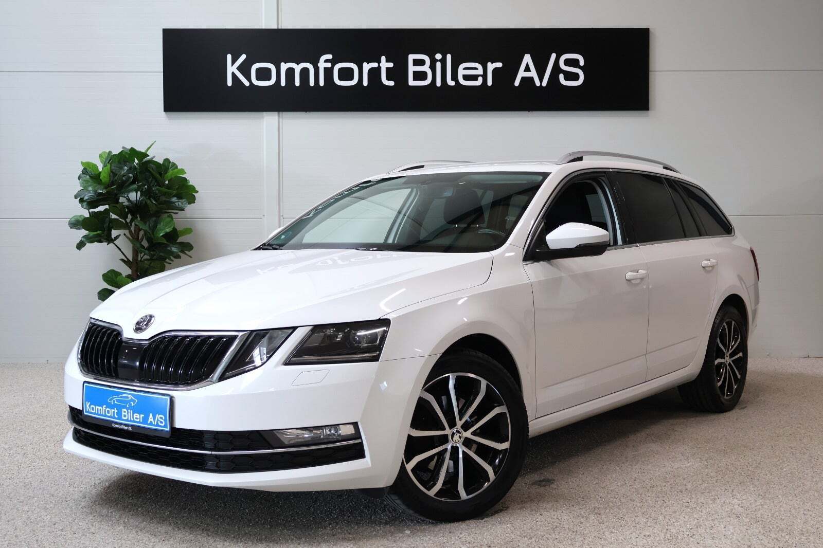 Hvid Skoda Octavia fra 2020 set udefra