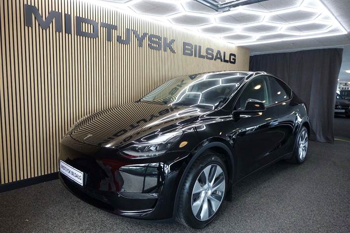 Sort Tesla Model Y fra 2024 set udefra