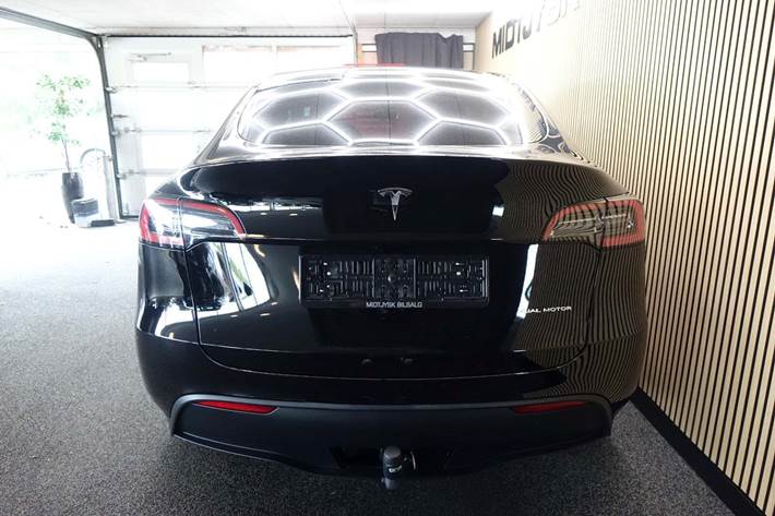 Sort Tesla Model Y fra 2024