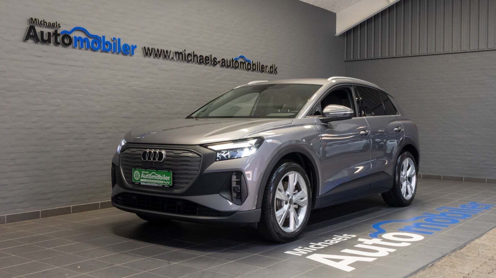 Grå Audi Q4 e-tron fra 2024 set udefra