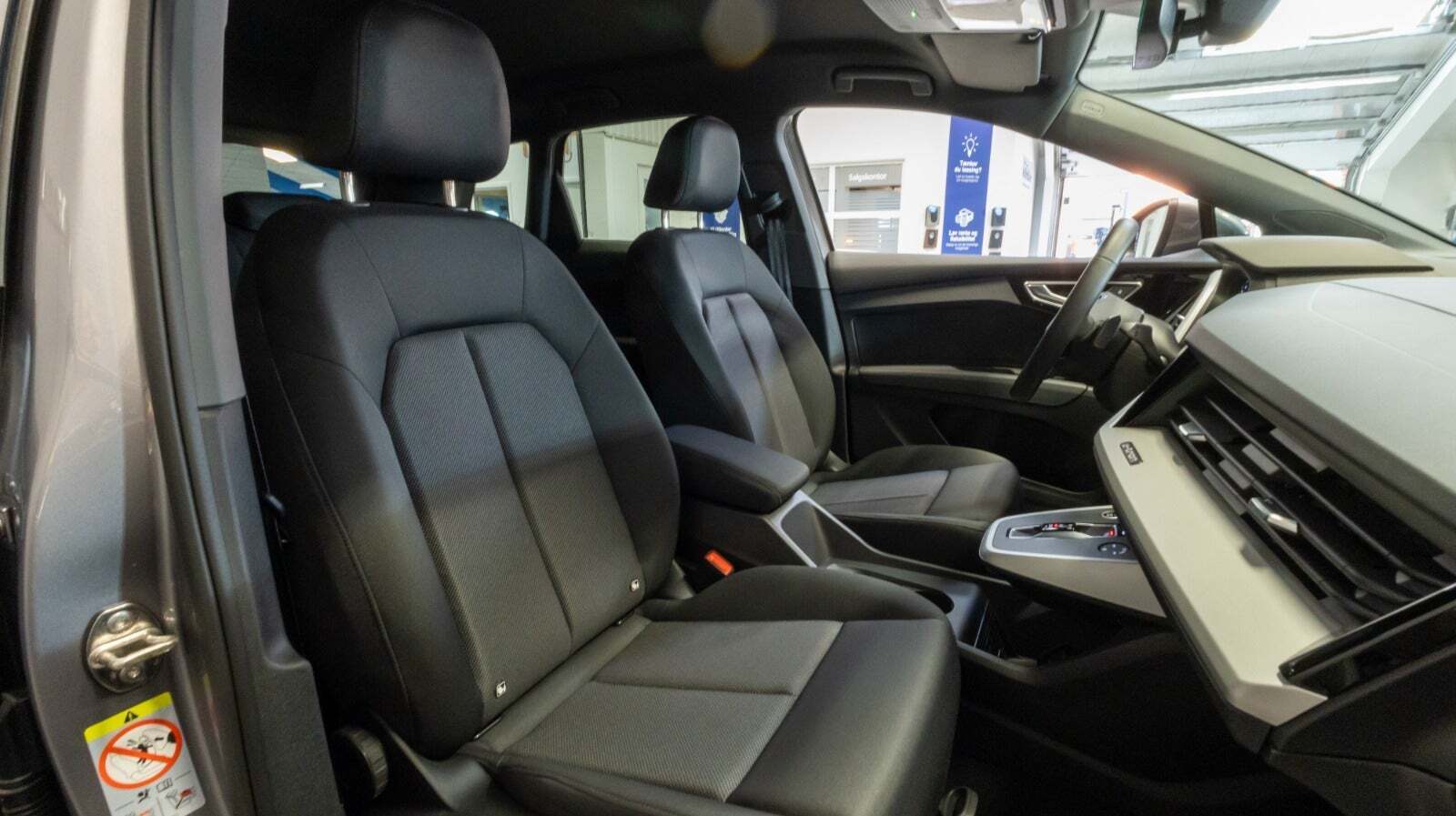 Grå Audi Q4 e-tron fra 2024