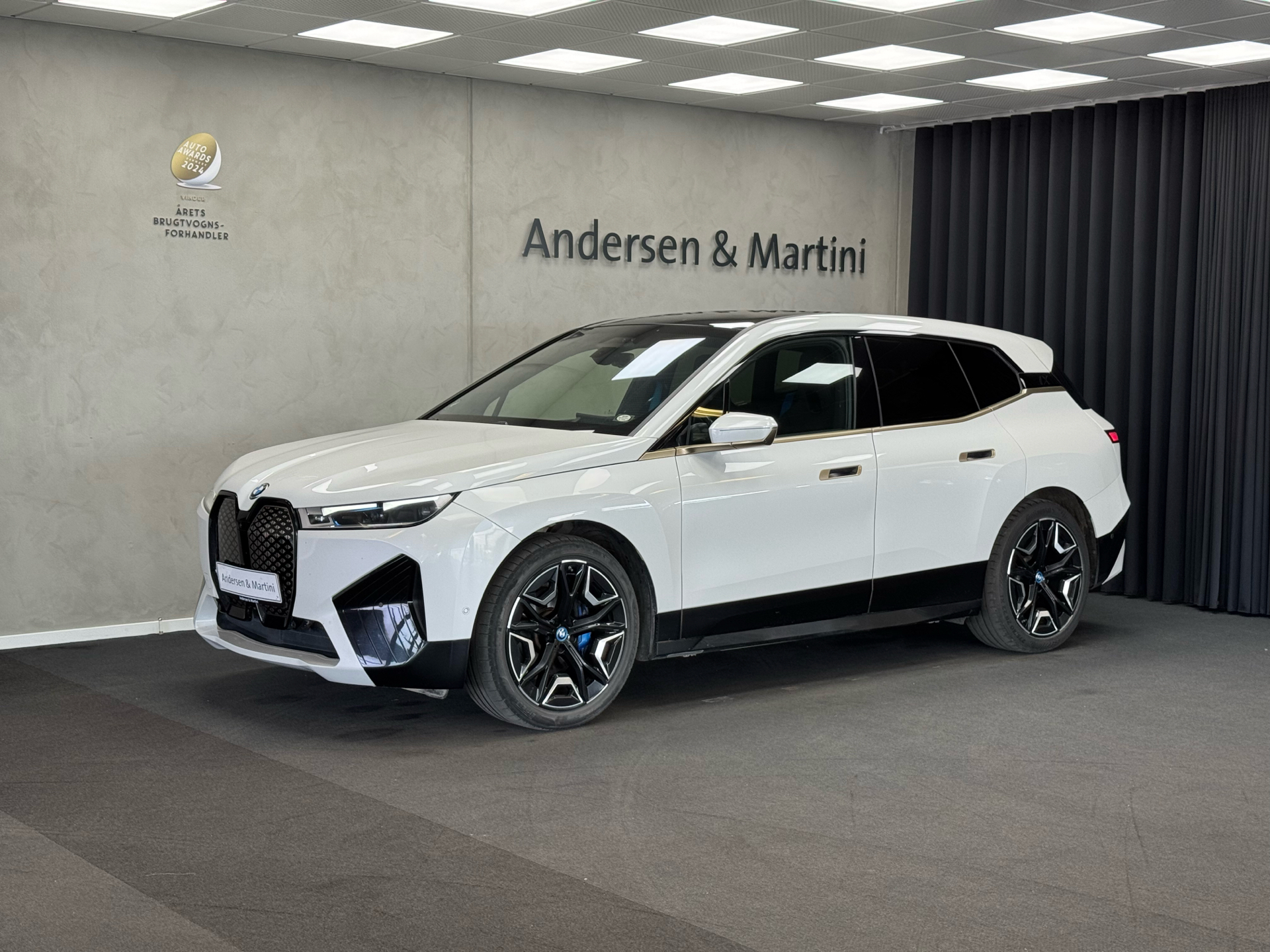 Hvid BMW iX fra 2021