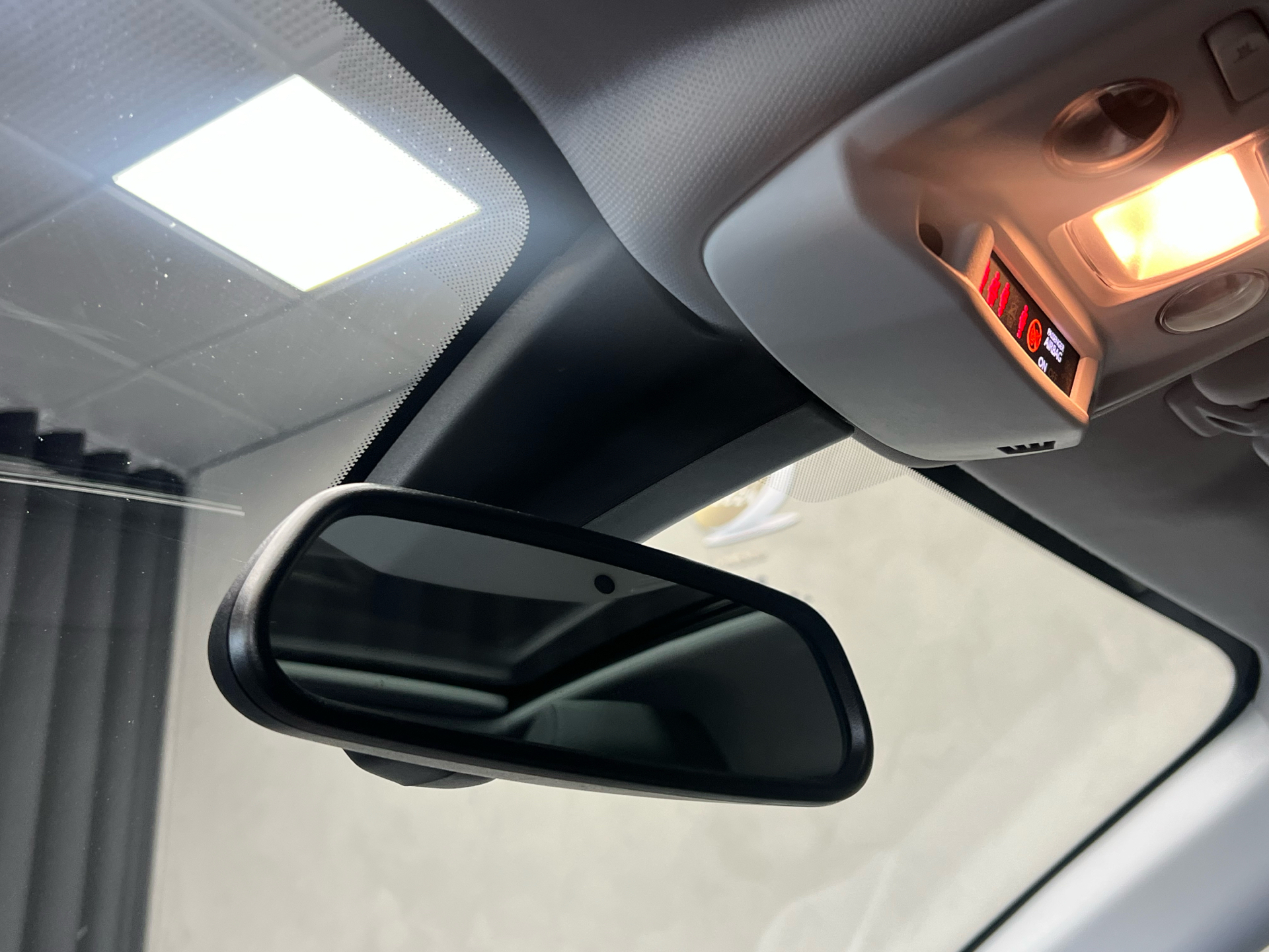 Blå Peugeot 208 fra 2020