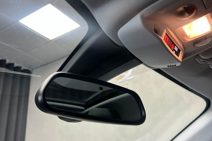 Blå Peugeot 208 fra 2020