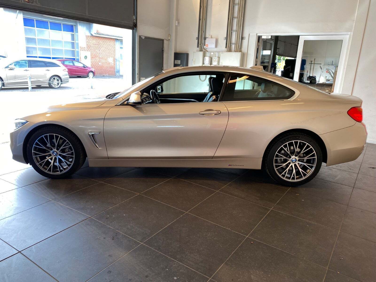 Orange BMW 420d fra 2015