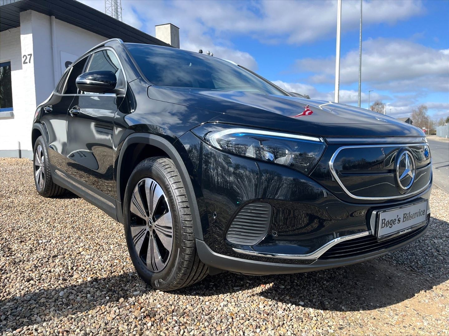 Sort Mercedes EQA 250 fra 2023 set udefra