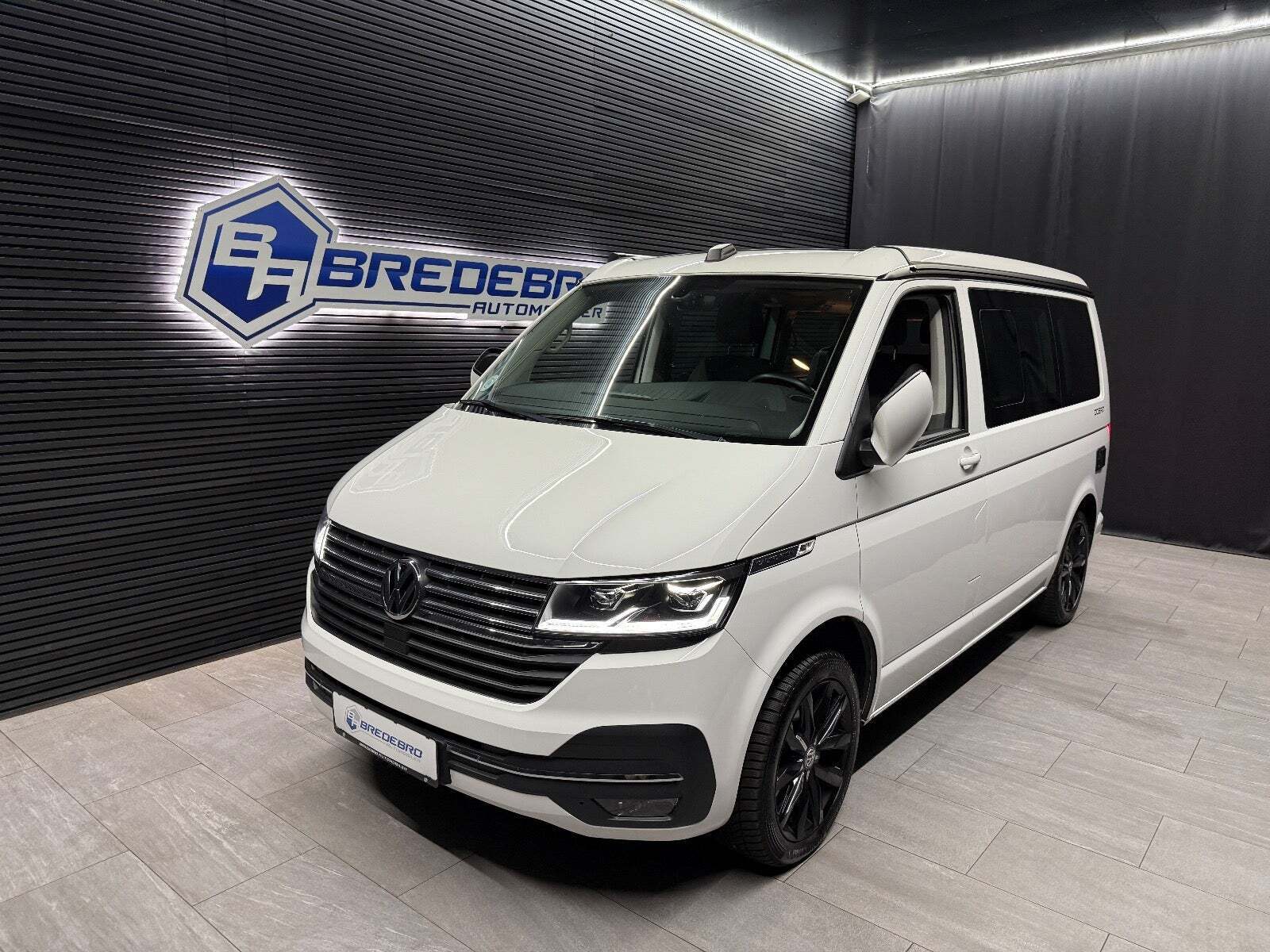 Hvid VW California fra 2021 set udefra