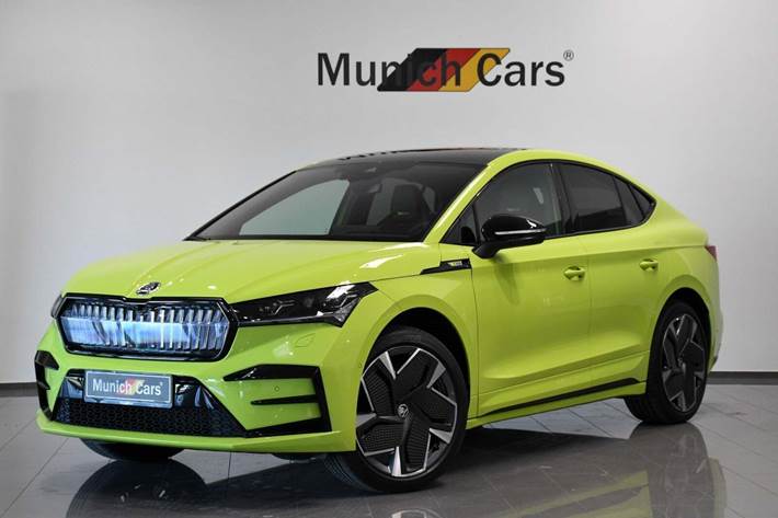 Grøn Skoda Enyaq fra 2024 set udefra