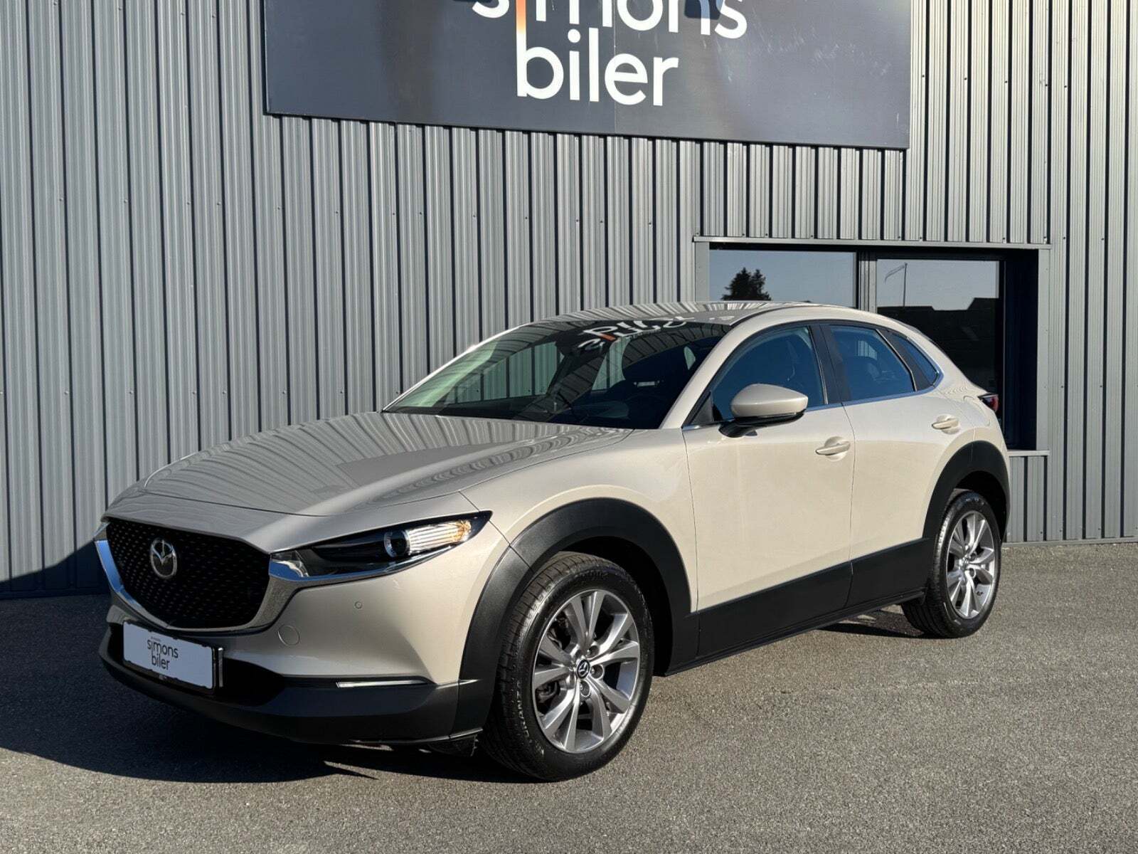 Beige Mazda CX-30 fra 2022 set udefra