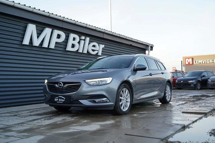 Grå Opel Insignia fra 2018 set udefra