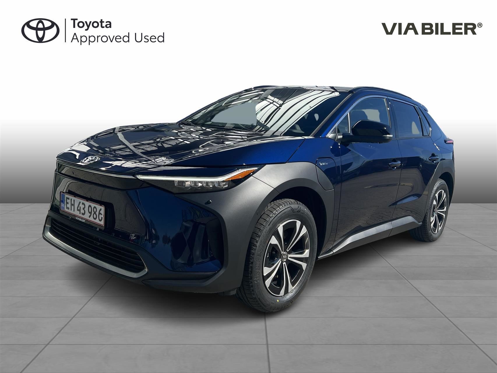 Blå Toyota BZ4X fra 2025 set udefra