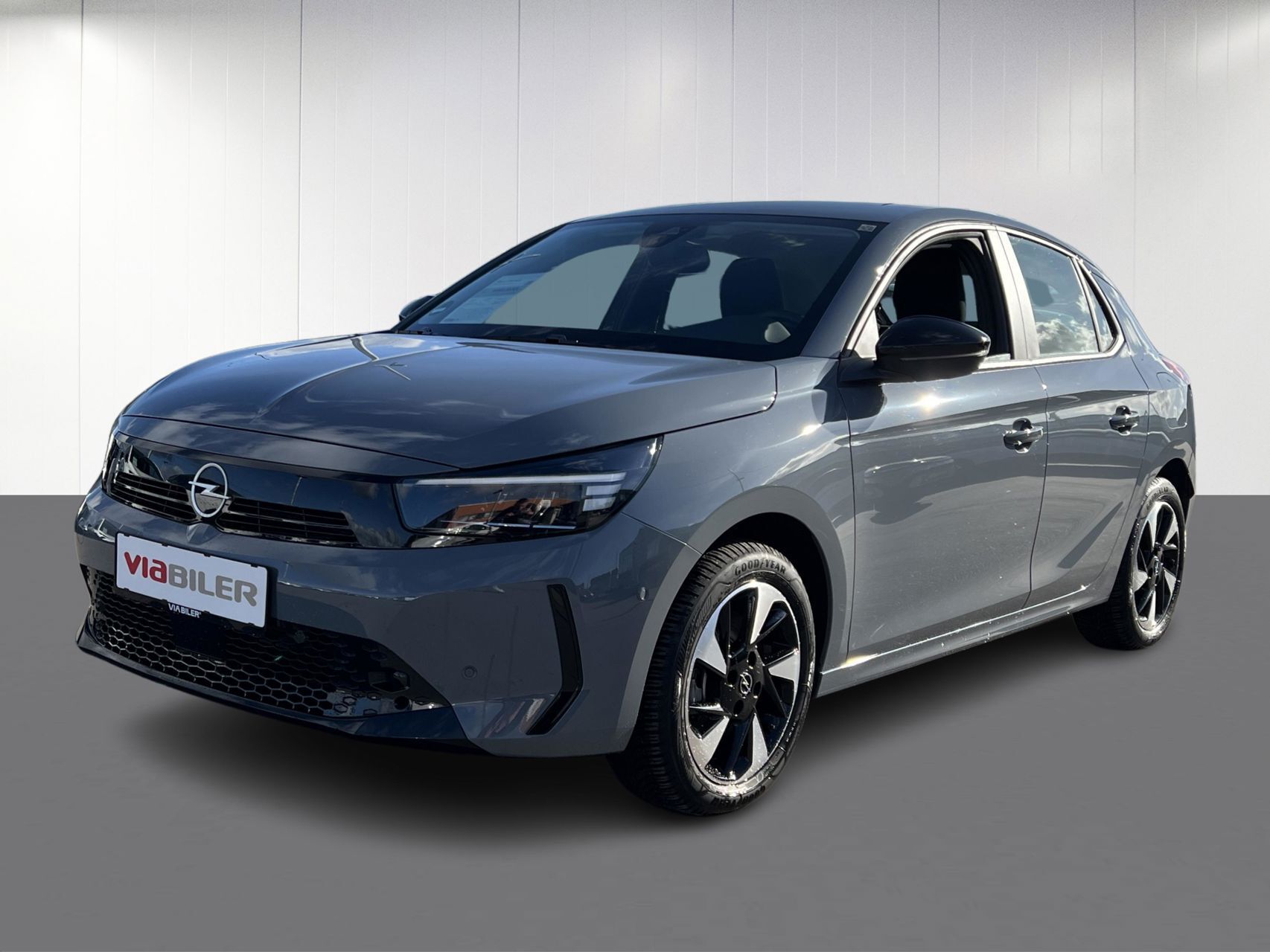 Grå Opel Corsa-e fra 2023 set udefra
