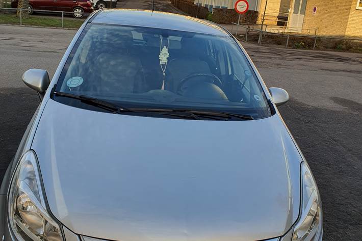 Grå Opel Corsa fra 2013