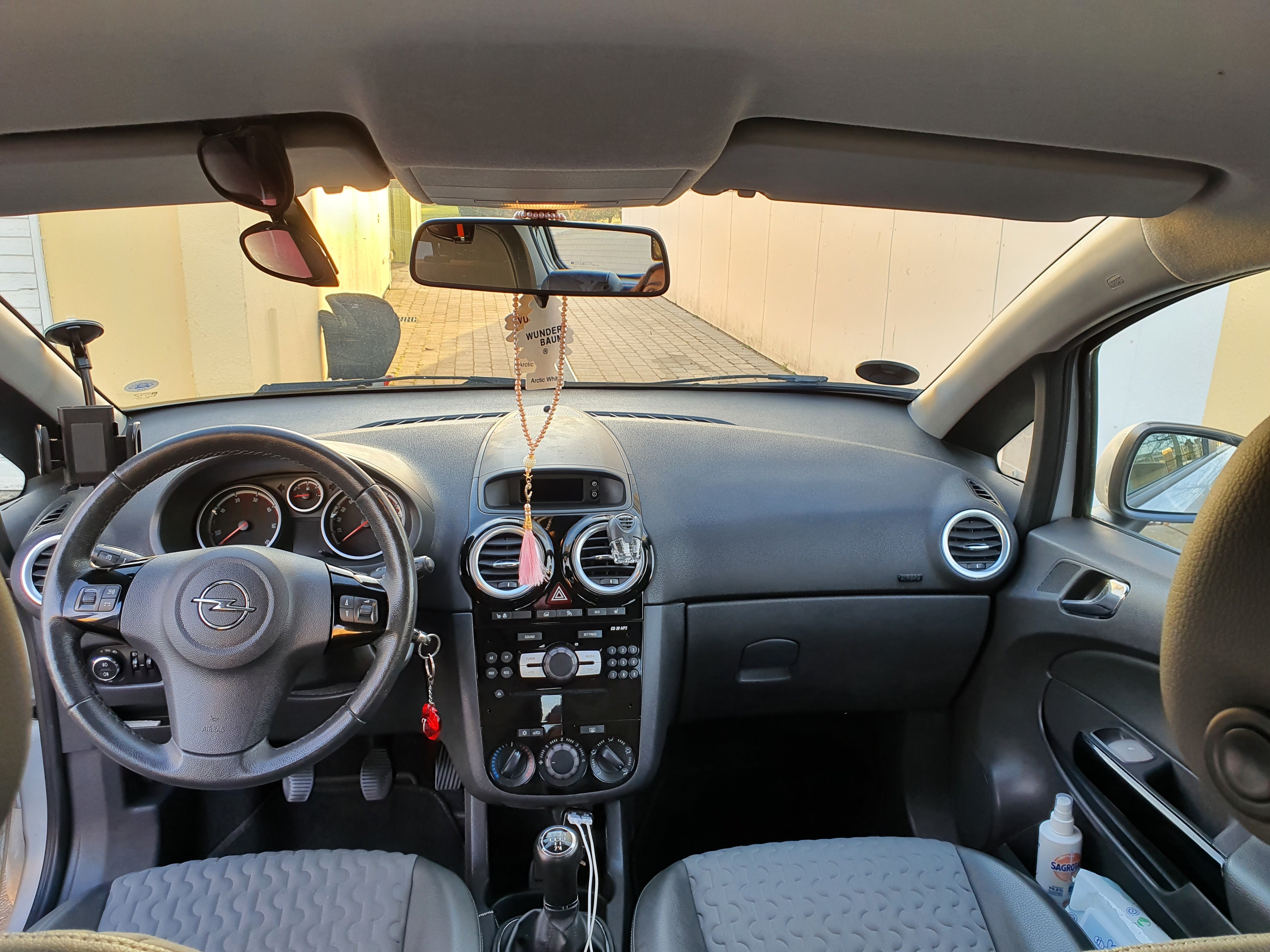 Grå Opel Corsa fra 2013