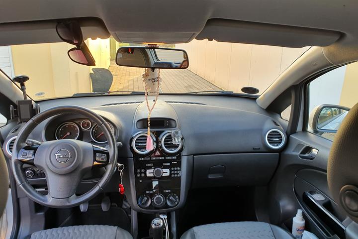 Grå Opel Corsa fra 2013