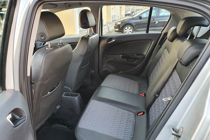 Grå Opel Corsa fra 2013