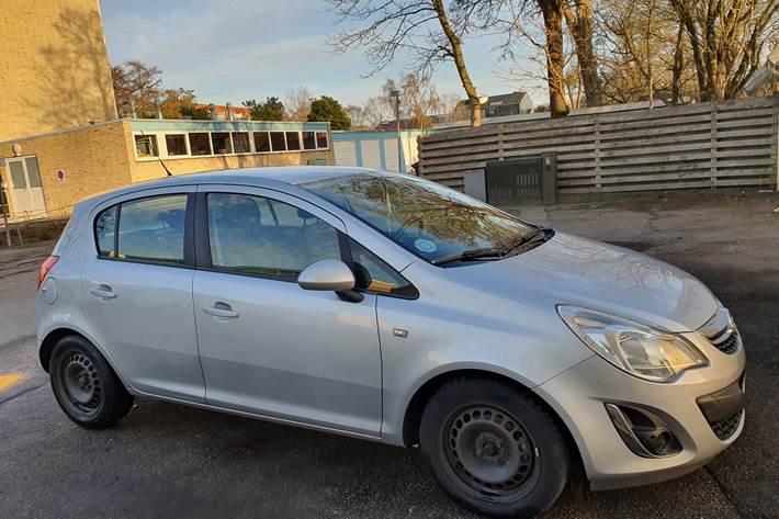 Grå Opel Corsa fra 2013