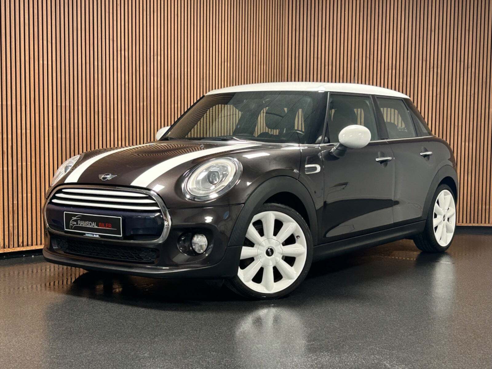 Brun Mini Cooper fra 2015 set udefra