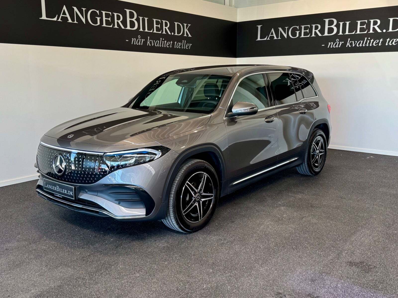 Grå Mercedes EQB250+ fra 2024 set udefra