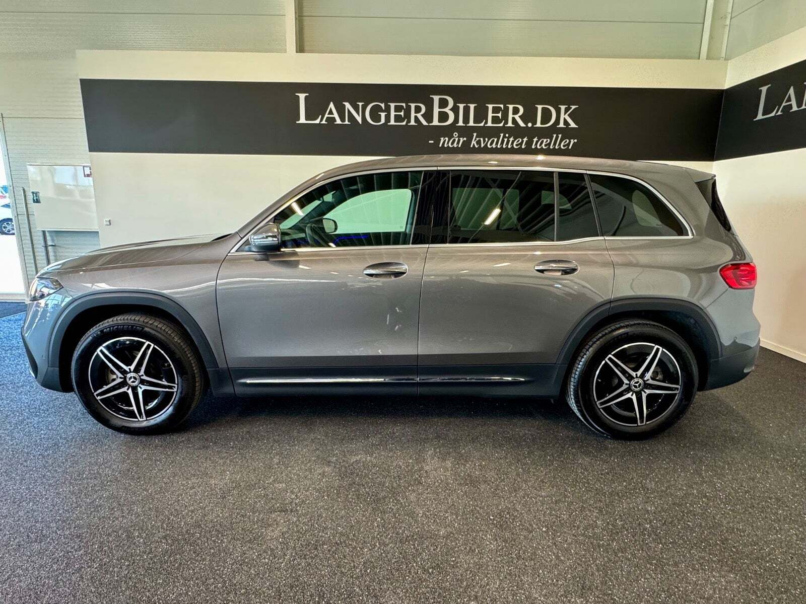 Grå Mercedes EQB250+ fra 2024