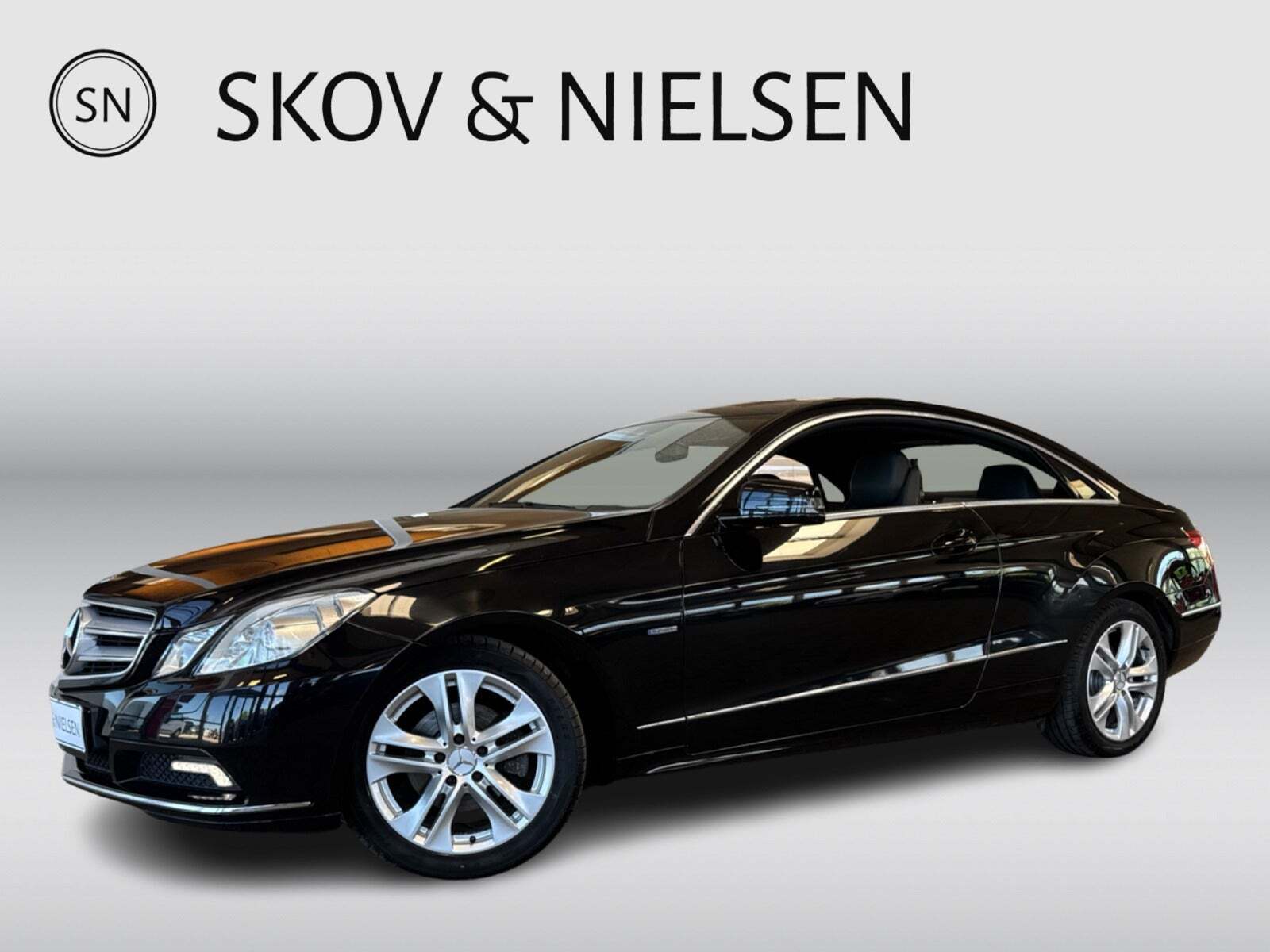 Sort Mercedes E200 fra 2010 set udefra