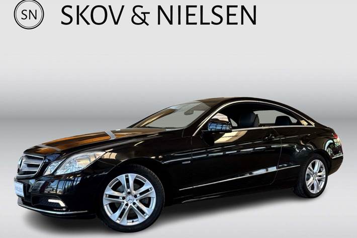 Sort Mercedes E200 fra 2010 set udefra