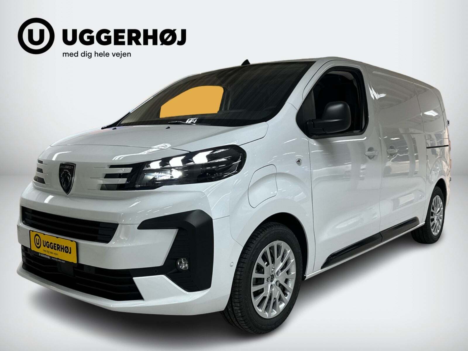 Hvid Peugeot e-Expert fra 2025 set udefra