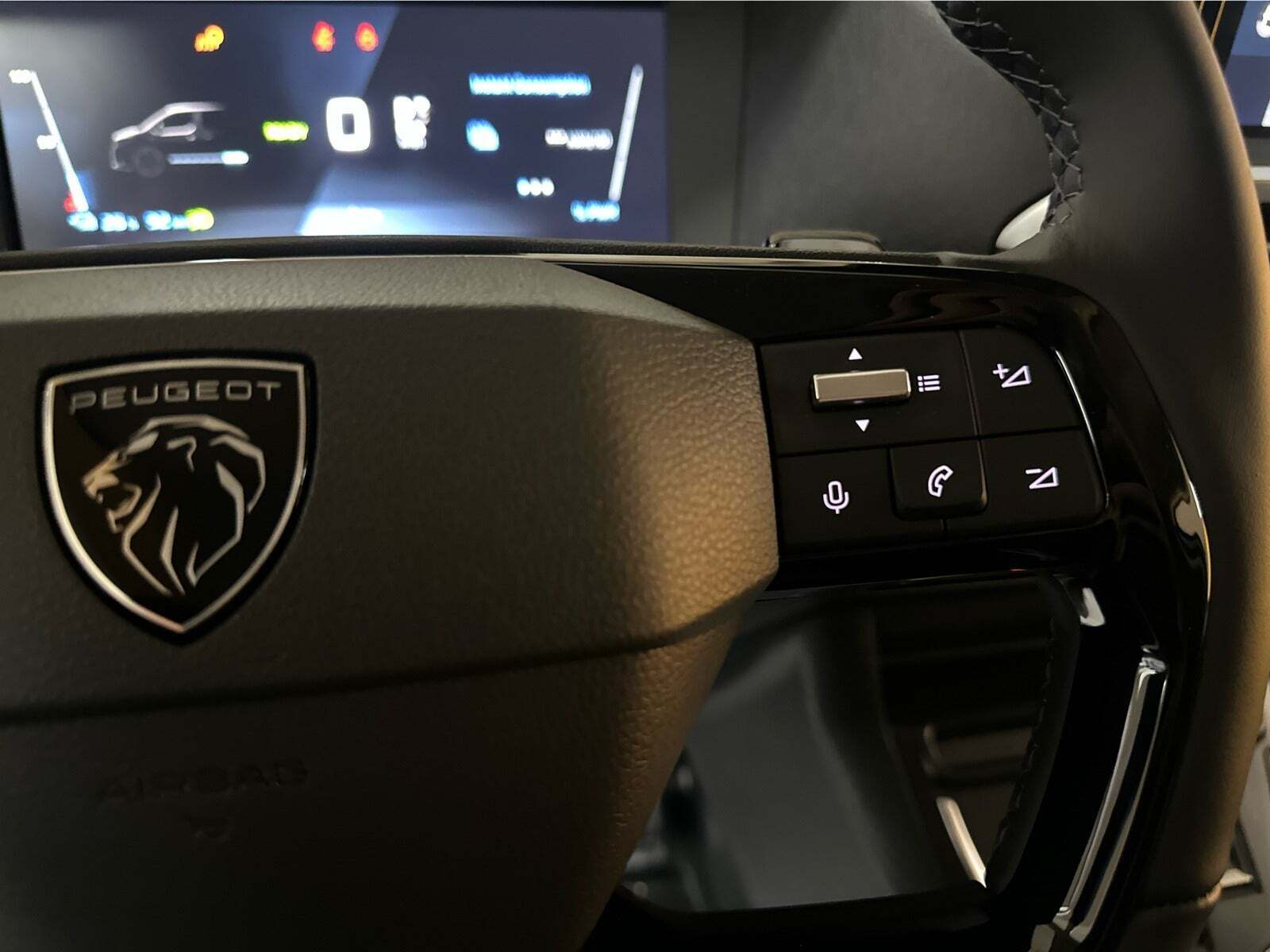 Hvid Peugeot e-Expert fra 2025 set indefra