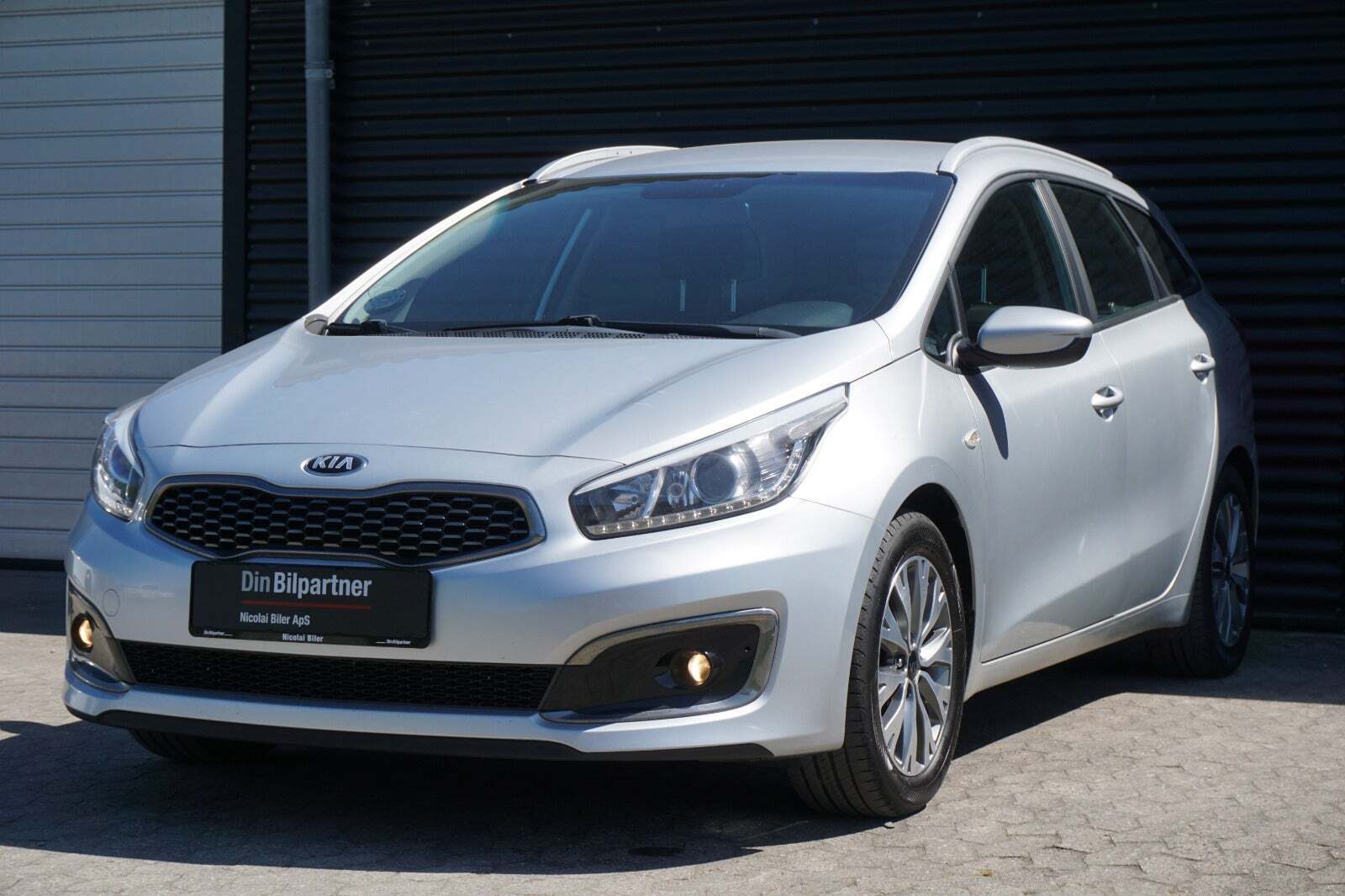 Sølv Kia Ceed fra 2018 set udefra