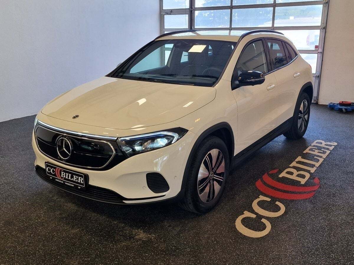 Hvid Mercedes EQA250 fra 2023 set udefra