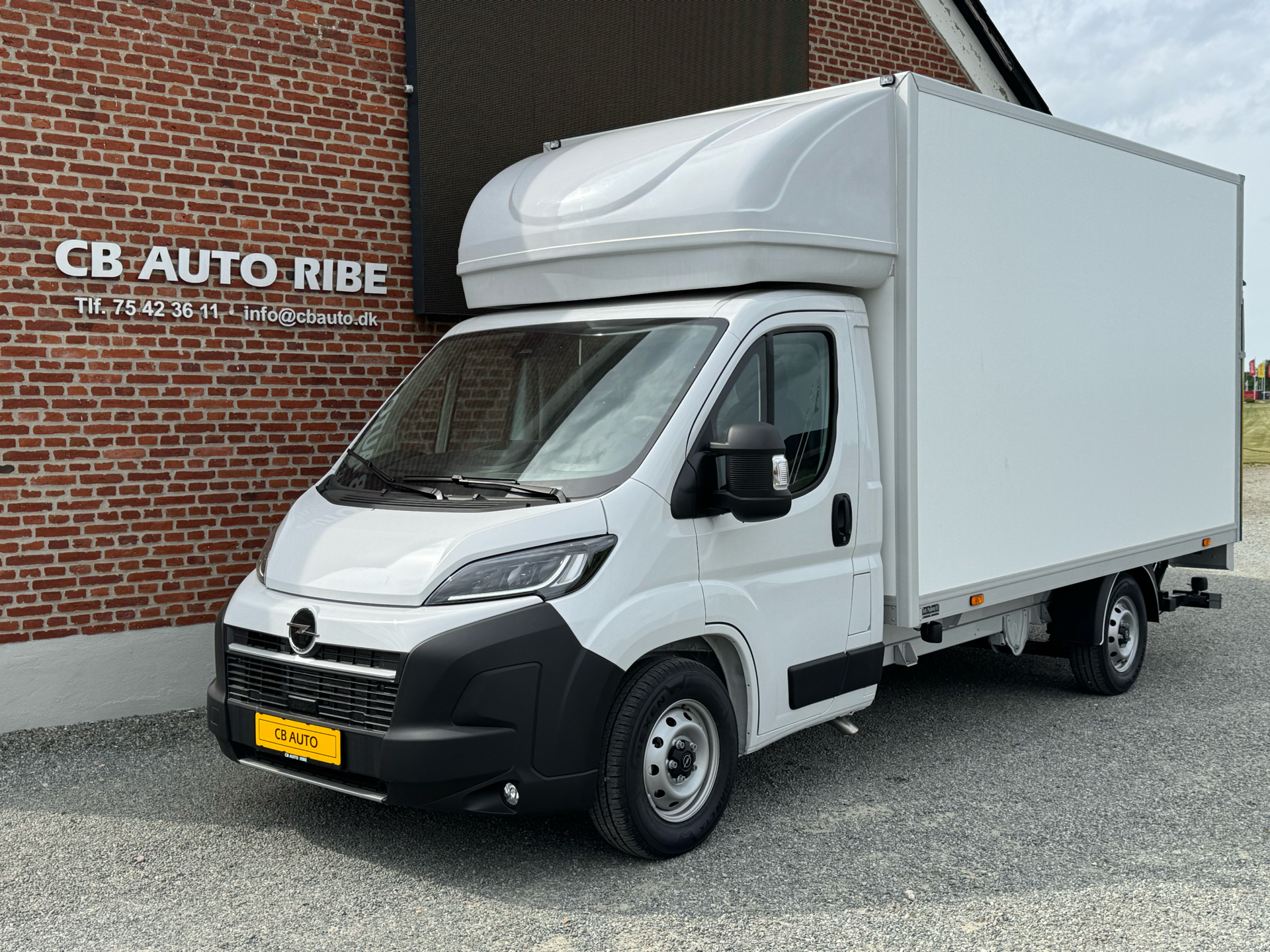 Hvid Opel Movano fra 2025 set udefra