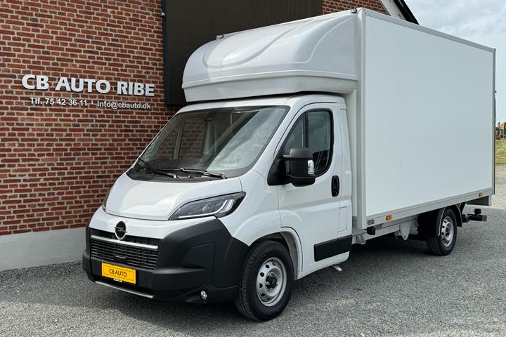 Hvid Opel Movano fra 2025 set udefra