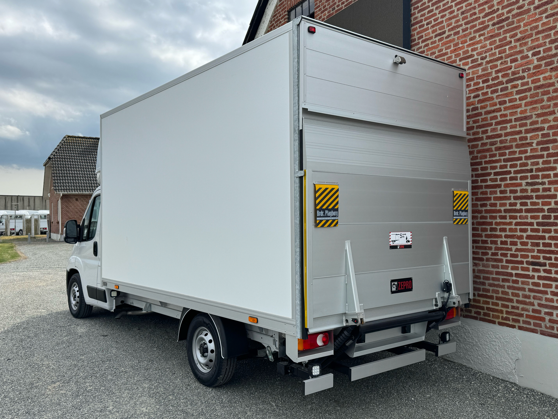 Hvid Opel Movano fra 2025 set udefra