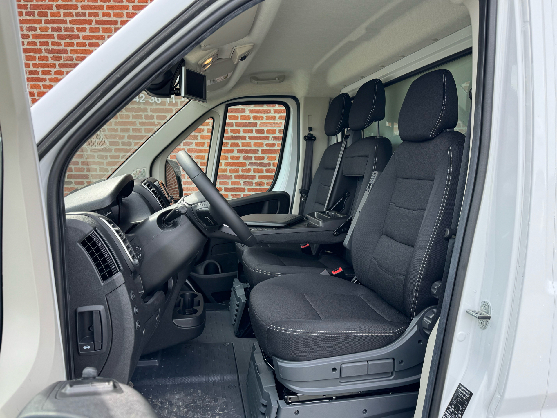 Hvid Opel Movano fra 2025 set indefra