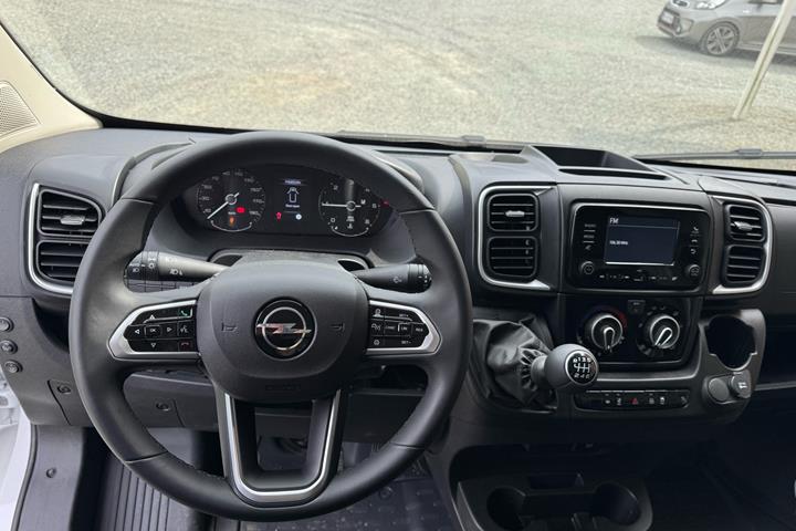 Hvid Opel Movano fra 2025