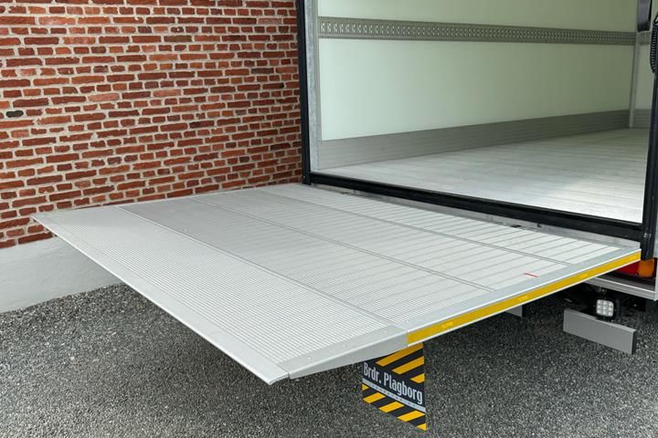 Hvid Opel Movano fra 2025 set udefra